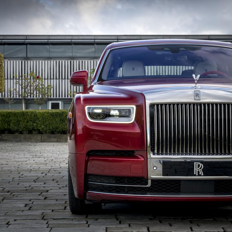 Rolls-Royce Red Phantom | Les photos officielles de la limousine pour la lutte contre le SIDA